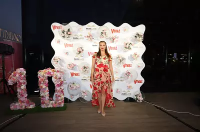 Daniela Nane, elegantă la VIVA! Influencers Party 2026! A îmbrăcat o rochie cu imprimeu floral, scurtă în față, care i-a pus silueta în valoare