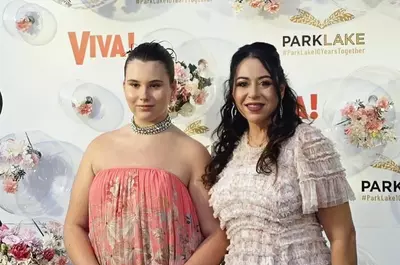 Oana Roman și fiica ei au atras toate privirile la VIVA! Influencers Party 2026. La 12 ani, Isabela are deja un stil femin și rafinat: rochie lungă, accesorii statement și machiaj discret
