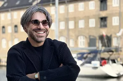 Cine este și cum arată bărbatul căruia Maurice Munteanu de la Asia Express i-a jurat iubire veșnică: "În oglindă, zăresc toți anii noștri, adunați în liniște în jurul nostru"