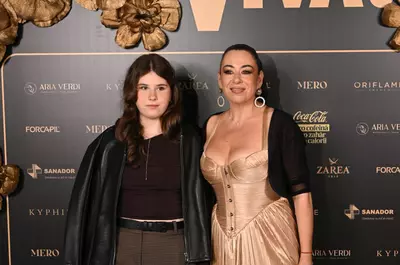 Oana Roman și Isabela, apariție spectaculoasă la Petrecerea VIVA! 2026. Vedeta a purtat rochie sculpturală cu accente aurii, iar fiica ei a impresionat cu o ținută modernă și plină de atitudine