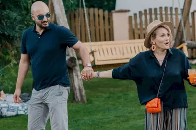 Mirela Vaida spune că soacra ei nu a acceptat-o nici acum: „A plâns o lună înainte de nuntă și de atunci plânge în fiecare zi, de 22 de ani, de mila băiatului ei. Eu plâng de draci când o aud la telefon că îl sună pe puiul mamii”