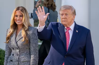 Donald Trump, refuzat din nou de soția sa, Melania, în timp ce încerca să o sărute. Comentariul deplasat făcut la o ceremonie de la Casa Albă: „Nu știu dacă semnătura ei contează!”