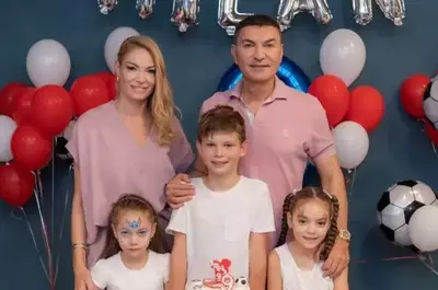 Valentina Pelinel a publicat imagini în premieră de la nunta cu Cristi Borcea, cu ocazia aniversării a 8 ani de căsnicie: "Cu Milan lângă noi, fetițele în burtică și inimile pline"