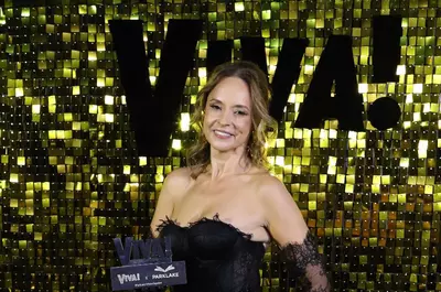 Andreea Marin, apariție ravisantă, în stil Old Hollywood, la Petrecerea VIVA! 2026. Geanta aurie vintage, moștenită de la mama sa, ascunde o poveste emoționantă