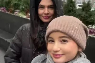 Le recunoști? Da, sunt Irinuca și Monica Gabor, înfofolite, pe stradă, mâncând covrigi și tremurând de frig. Unde au fost surprinse. Nu sunt mereu dive, dar uite ce fericite sunt împreună