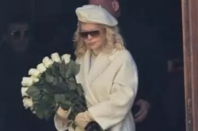 Loredana, în genunchi, lângă sicriul tatălui! Imagini copleșitoare de la înmormântarea lui Vasile Groza. Florin Călinescu și MIhai Gâdea au fost alături de loredana