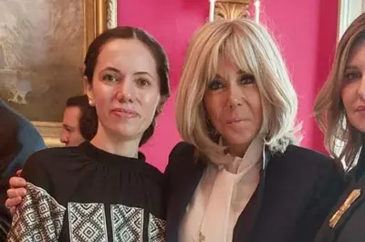 Poza virală din SUA! Mirabela Grădinaru, lecție de fashion lângă Brigitte Macron! Ce au observat oamenii la ținuta atipică! Dar cine se află lângă ele? E una dintre cele mai cunoscute femei din lume