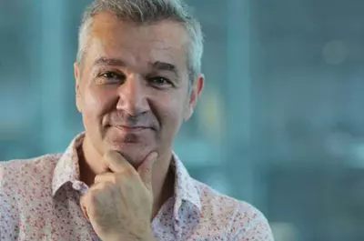 Ea e noua iubită a lui Dan Bittman? Superbă e puțin spus! Cine e femeia cu care a fost surprins de paparazzi artistul de la Holograf! Tânără, brunetă, ochi hipnotizanți