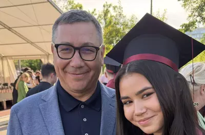 Daciana și Victor Ponta, din nou ca o familie la absolvirea Irinei! Wow, cum s-a îmbrăcat Daciana la festivitate și la întâlnirea cu fostul soț! Surioara adoptată și fratele vitreg, imagini rare cu Irina Ponta