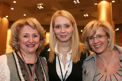 O recunoști? Imagini uitate din tinerețea Vioricăi Dăncilă. A fost mereu cochetă, coafată, cu ținute impecabile și bijuterii, dar stai să o vezi acasă, cu bebelușul înfiat și soțul! Ce stilată!