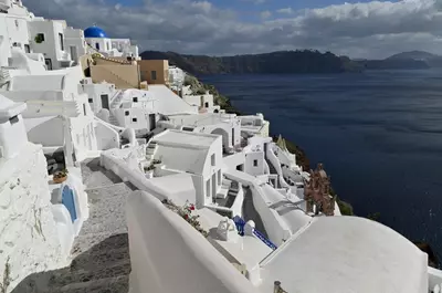Vile fantomă în Santorini, curse cu taxiul de 175 de euro și note de plată umflate la restaurante: țepele pe care le pot lua turiștii în Grecia