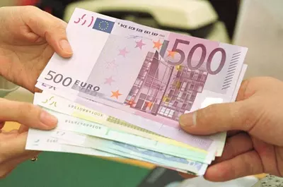 A călcat pe un capac de suc la cinema și și-a rupt piciorul. Suma incredibilă obținută în instanță de o femeie din Italia