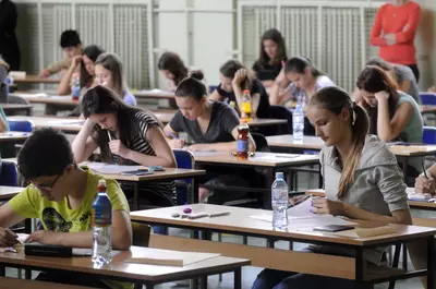 Aproape 15.000 de elevi au dispărut de pe listele de la Evaluarea Națională 2026. Generația care a trecut prin pandemie și 9 miniștri în 9 ani