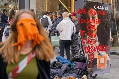 Prada, Zara și Chanel, lovite grav de noile reguli UE: nu mai au voie să-și distrugă sutele de mii de tone de haine nevândute