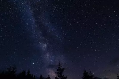 Cum și când se văd Perseidele în România. Cele mai active ploi de meteori ale anului vor lumina cerul