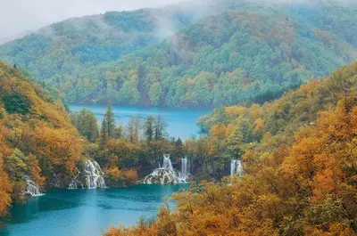 „Cea mai frumoasă excursie de toamnă”. Parcul Național cu lacuri cu apă turcoaz și limpede precum cristalul, pâraie și zeci de cascade, în Croația