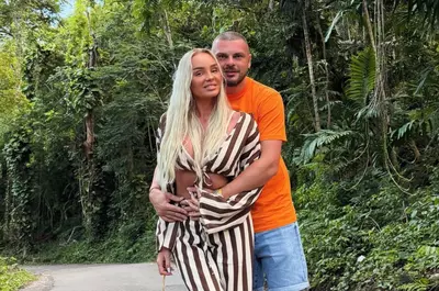 Imagini cu Maria Constantin în costum de baie. Cântăreața în vârstă de 38 de ani a renunțat la costumul popular pe plajele din Jamaica