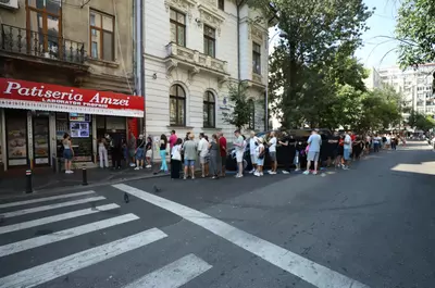 Patiseria Amzei a lui nea Mihai a fost luată cu asalt de clienți după scandalul videoului postat de „Mița Biciclista”. S-a stat la coadă mai mult de o oră pentru o merdenea: „Zici că le dă gratis”