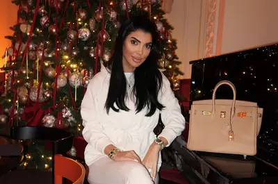 Cum arată casa Andreei Tonciu, amenajată de Crăciun. În aceeași cameră a împodobit mai mulți brazi, iar culoarea predominantă e burgundy