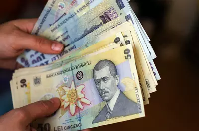 Salariul minim crește de la 1 iulie. Cu câți bani în plus vor rămâne românii în mână, ce își pot cumpăra cu ei și alte ce implicații are majorarea