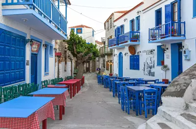 Insula superbă din Grecia unde turiștii nu se îngrămădesc și prețurile sunt mici: are doar două orașe și peisaje de vis