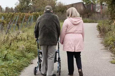 O femeie a primit 40.000 de euro moștenire de la bătrânul pe care l-a îngrijit, dar viața ei s-a transformat într-un iad
