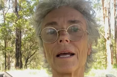 Da, ea e! Actrița adorată de români în anii ’90, atacată dur pentru felul decent în care a ales să îmbătrânească. Imagini virale cu vedeta care înfruntă timpul, prejudecățile și ura gratuită