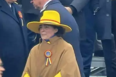 S-a aflat! Cine e doamna cu pălăria galbenă pe care a văzut-o toată România, de 1 Decembrie? A apărut în „linia 1” la paradă și a devenit virală. Abia acum s-a aflat ce persoană importantă este