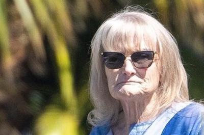 Imaginea momentului! O recunoști? Femeia care a zguduit showbizul anilor ‘90, odinioară adorată și invidiată, azi e judecată fără milă. E eroina unei mai controversate povești de iubire