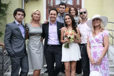 Azi, Andra și Măruță, 18 ani de la nunta cu sute de vedete! Imagini de la nunta cu 800 de invitați, care a paralizat orașul Târgu Jiu. Din poza aceasta toți s-au despărțit, mai puțin soții Măruță