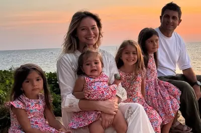 Uraaa, vine bebe 5! Laura Cosoi este iar gravidă și a anunțat vestea de ziua ei! Dar asta nu e tot, surprinza abia acum urmează! Doamne, cât au așteptat!! Reacția soțului, reacția socrilor, toată bucuria, filmată