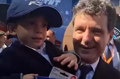 Fiul lui Nicușor Dan, gest de milioane în public. Unde a mers împreună cu tatăl lui. Antim, din nou viral cu reacțiile lui