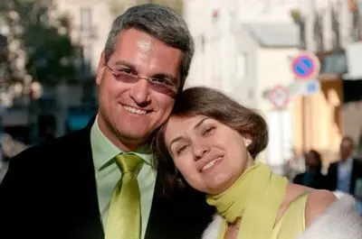 Cine e femeia care „îl întreține” pe Dragoș Pîslaru. Povestea discretei soții care câștigă de trei ori mai bine decât politicianul, mâna forte a familiei lor cu patru băieți