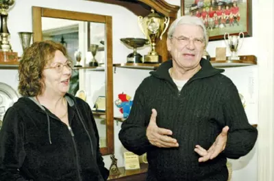 De ce au murit soțiile lui Emeric Ienei, o mare vedetă și o mare sportivă, campioană mondială. Femei superbe, pe care regretatul antrenor le-a adorat. Secrete din viața de familie a unui mare gentleman