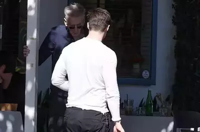 Avem imaginile! Milionarul, pe care toți românii îl știu, se iubește cu un tinerel! Da, a fost și cu femei, dar acum iubește un bărbat! Foto