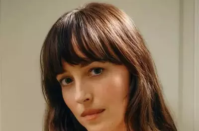 Dakota Johnson s-a reinventat după separarea de Chris Martin. Actrița, în cel mai îndrăzneț pictorial de până acum