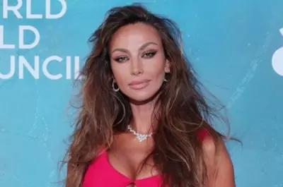 A purtat o rochie spectaculoasă tip sirenă, dar a fugit de fotografi: De ce s-a mișcat Mădălina Ghenea la Cannes „ca un infractor căutat”