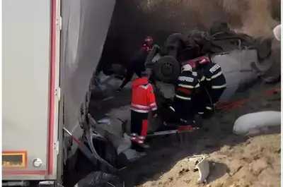 Moartea a făcut prăpăd în Caraș-Severin. Trei persoane au murit după ce un TIR și un microbuz s-au ciocnit violent