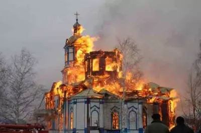 Biserică cuprinsă de flăcări, înainte de sărbători! Minune: Sfânta Evanghelie a fost SALVATĂ