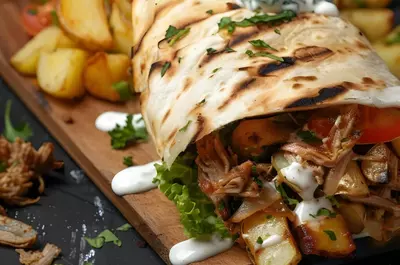 Șaorma de pui la tavă. Rețeta care bate orice variantă din oraș