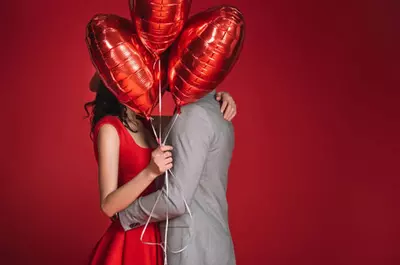 Ținute perfecte pentru Valentine’s Day: idei elegante și confortabile