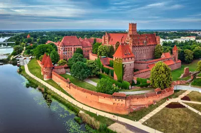 La patru ore distanță de București se află cel mai mare castel din lume, construit de Cavalerii Teutoni