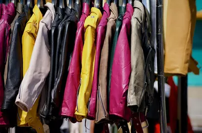 Explozia de fake-uri pe resale: geanta „de firmă” care valorează 90 de lei, vândută la preț triplu