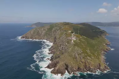 Un sat din Spania, vândut la prețul unui apartament din București. Se află pe malul Oceanului Atlantic