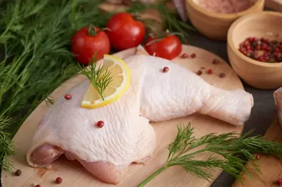 Cât costă un kilogram de carne de pui de țară. Prețurile îi trimit pe români la supermarket