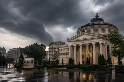 Vremea se schimbă brusc în Capitală, anunță ANM. După caniculă vin averse și vijelii de scurtă durată