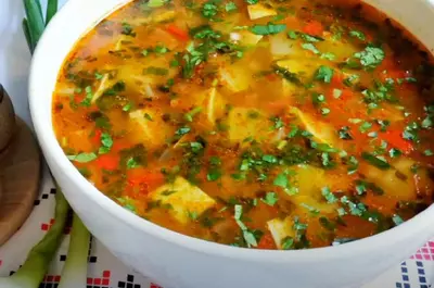Ciorbe ușoare și sățioase. Două rețete perfecte pentru sezonul cald