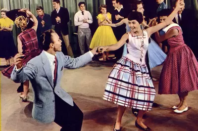 Rock'n Roll-ul văzut în 1957 prin ochii secretarului Uniunii Compozitorilor: Femeile sunt molestate, călcate în picioare, azvârlite, stropşite ca pătlăgelele, învârtite în tumbe