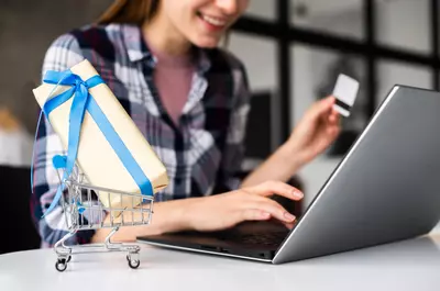 Pericolul pentru consumatorii români vine sub forma unei ispite și cu o pereche de cătușe. Ce trebuie să știm când comandăm online