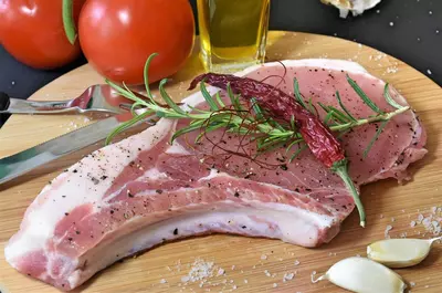 Cotlete de porc cu unt de citrice. Rețeta lui Max Coen